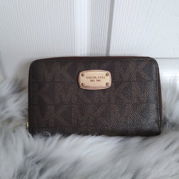Michael Kors Handbags - Michael Kors Jet Set signature zippy wallet EUC